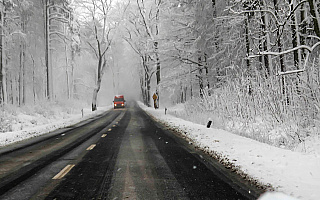 Ślisko na wielu drogach w regionie. Po południu zapowiadane opady śniegu